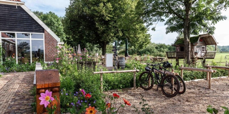 Tuin met terras en speelhuisje van Restaurant Nieuw Westert